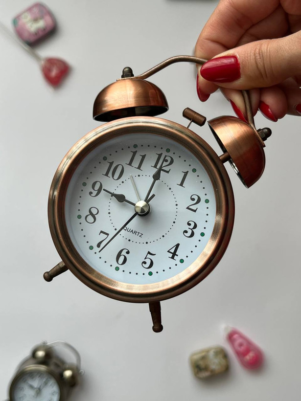 ساعت رومیزی عقربه ای فلزی زنگ دار با چراغ شب