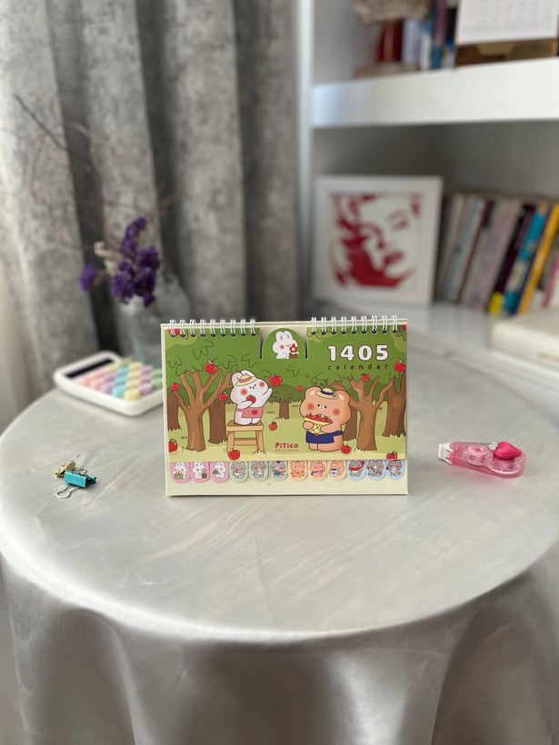 تقویم رومیزی سال ۱۴۰۵ برند پیتیکو سایز 21×15 سانتیمتر