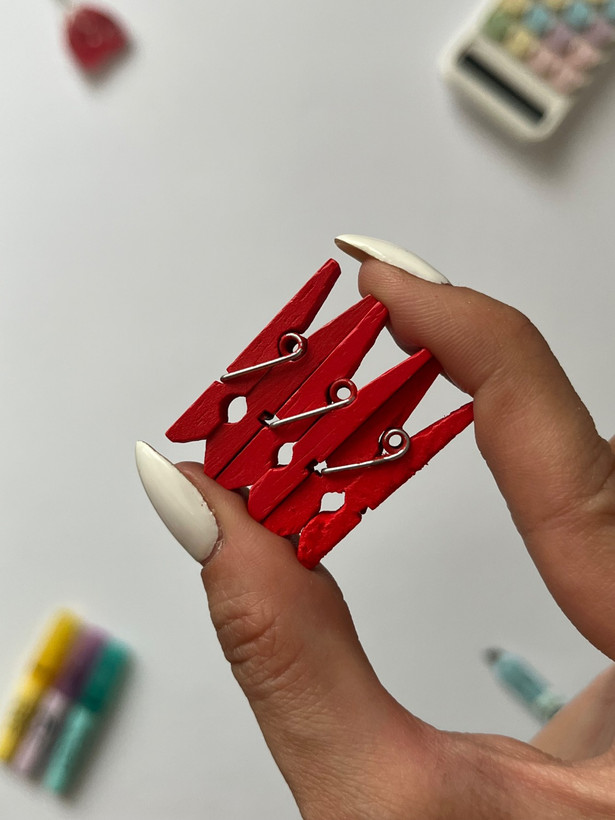 گیره چوبی قرمز