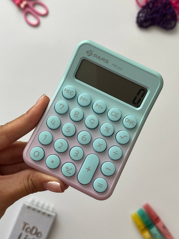 ابعاد ماشین حساب پارس مدل P83 Pro برابر با ۱۰۸ × ۷۶ × ۲۱ میلیمتر